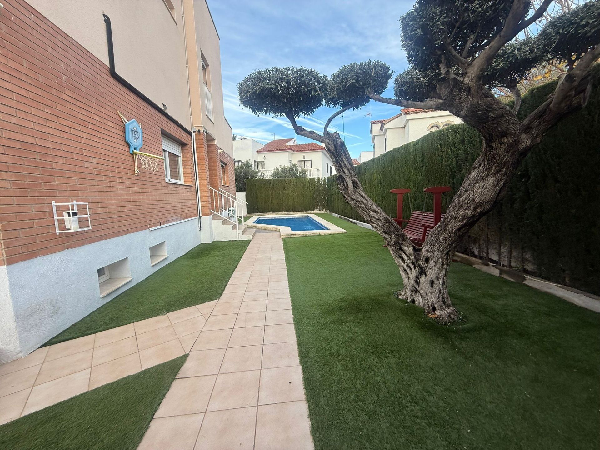 ¡Descubre tu nuevo hogar en Pino - Alto! Este chalet seminuevo, situado a solo 200 metros de la hermosa Playa Cristal, es el refugio perfecto para disfrutar del sol y la tranquilidad.  - Image 3