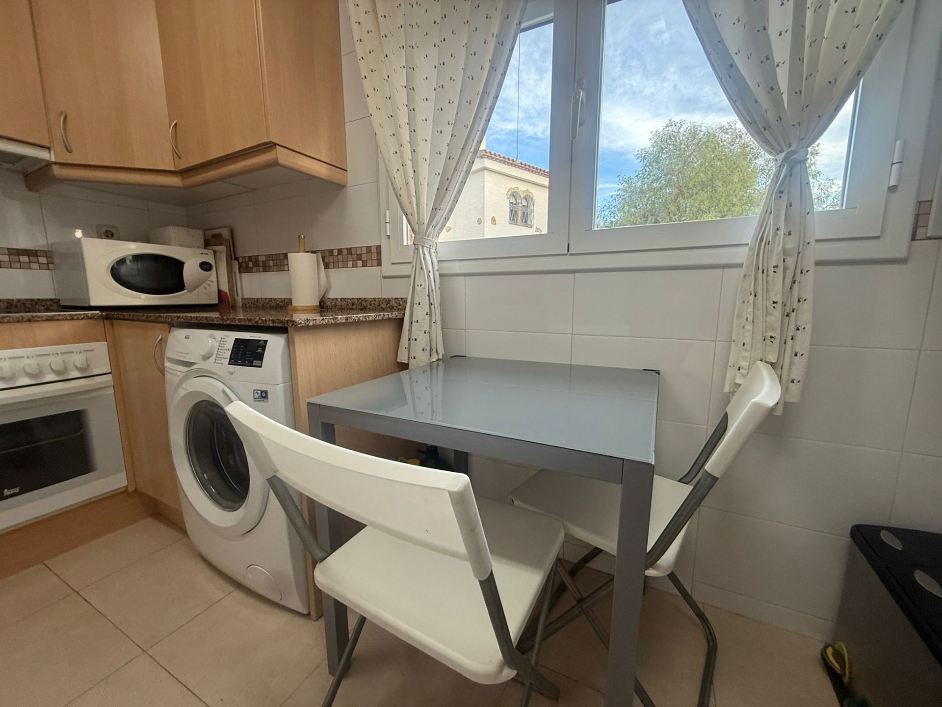 ¡Descubre tu nuevo hogar en Pino - Alto! Este chalet seminuevo, situado a solo 200 metros de la hermosa Playa Cristal, es el refugio perfecto para disfrutar del sol y la tranquilidad.  - Image 13