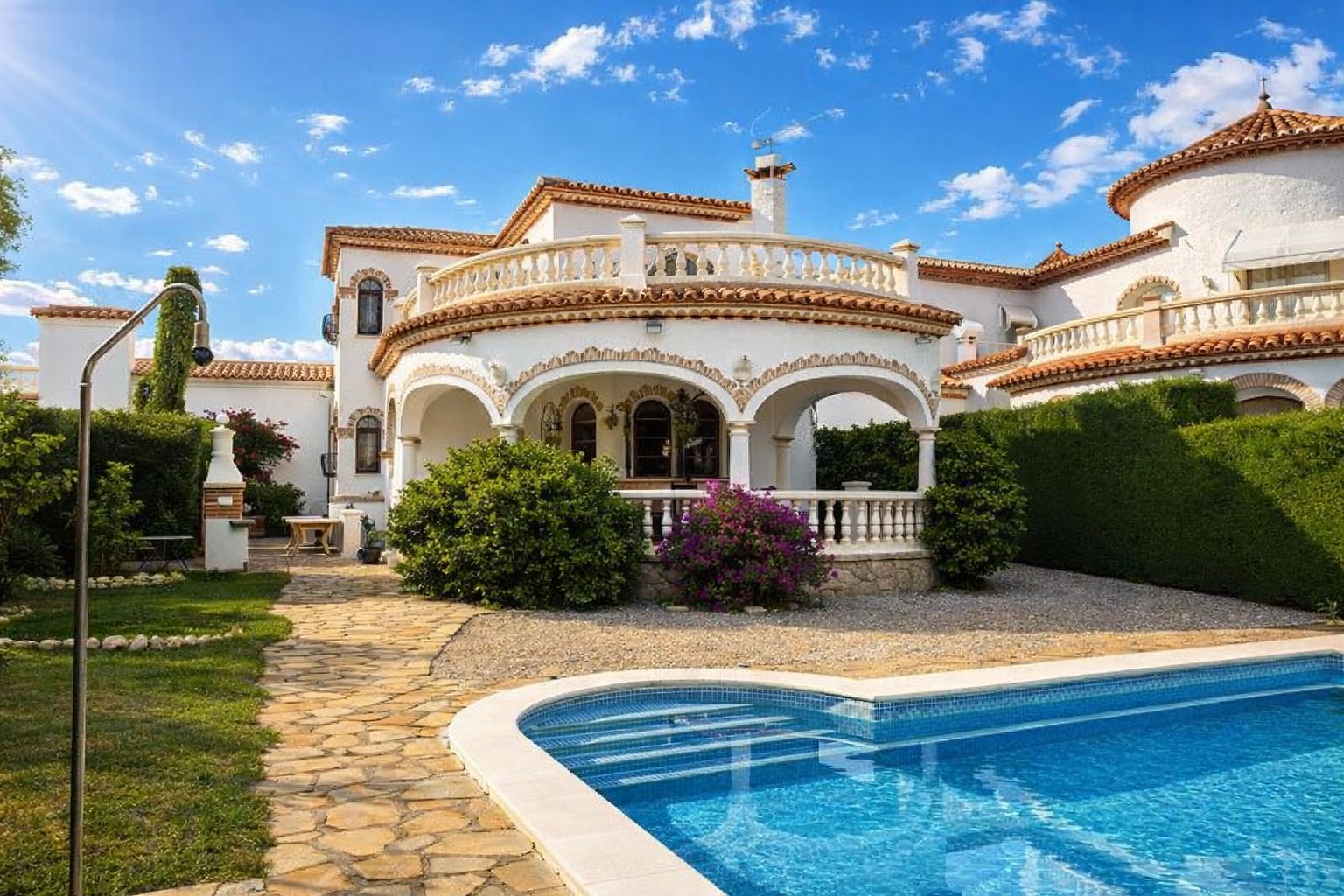 **Chalet Independiente en el Corazón de la Ciudad, con licencia turistica** - Image 1