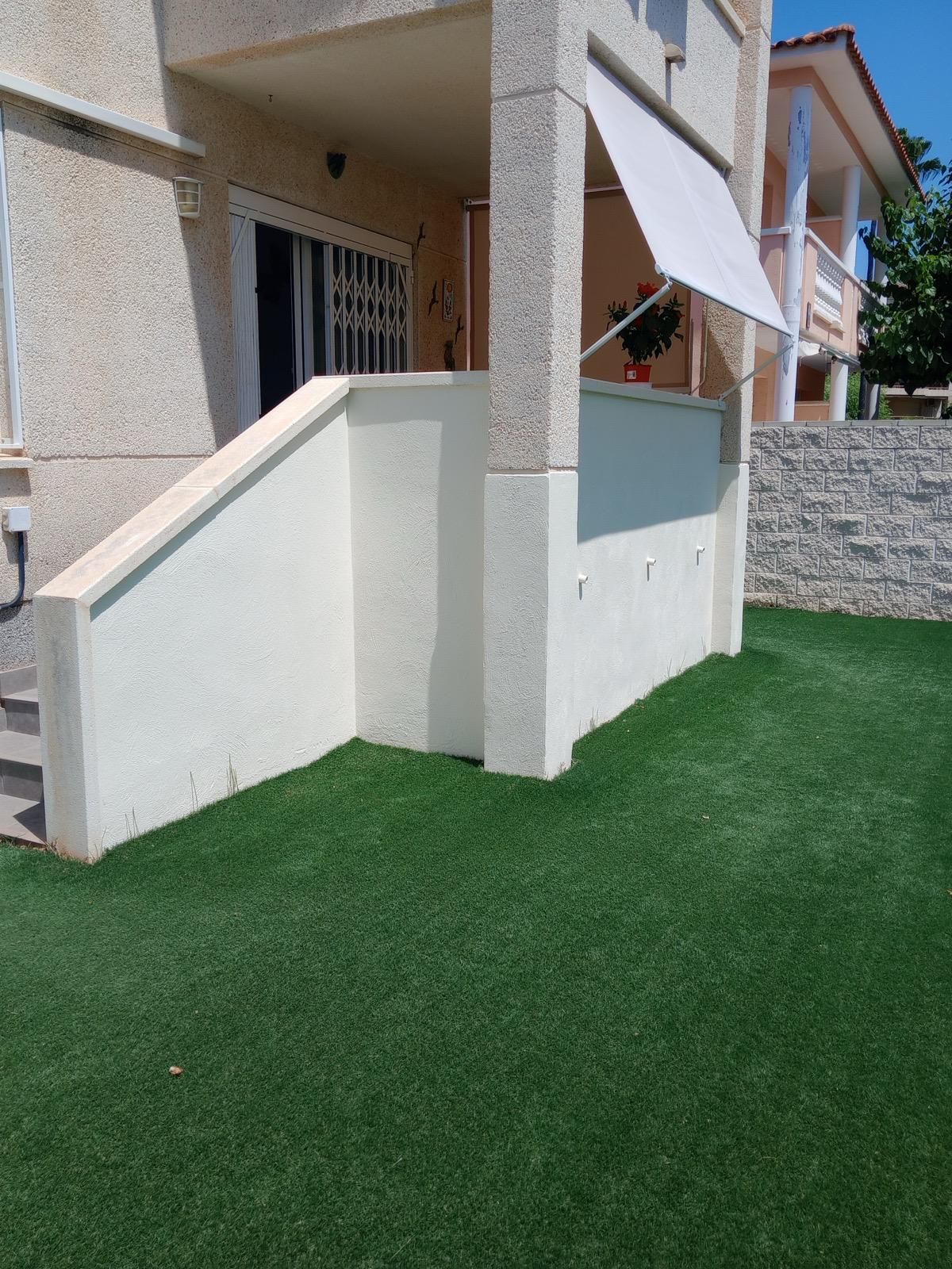 ¡Descubre tu nuevo hogar en este espectacular piso en planta baja, completamente reformado y ubicado a solo 100 metros de la playa en Cambrils - Image 1