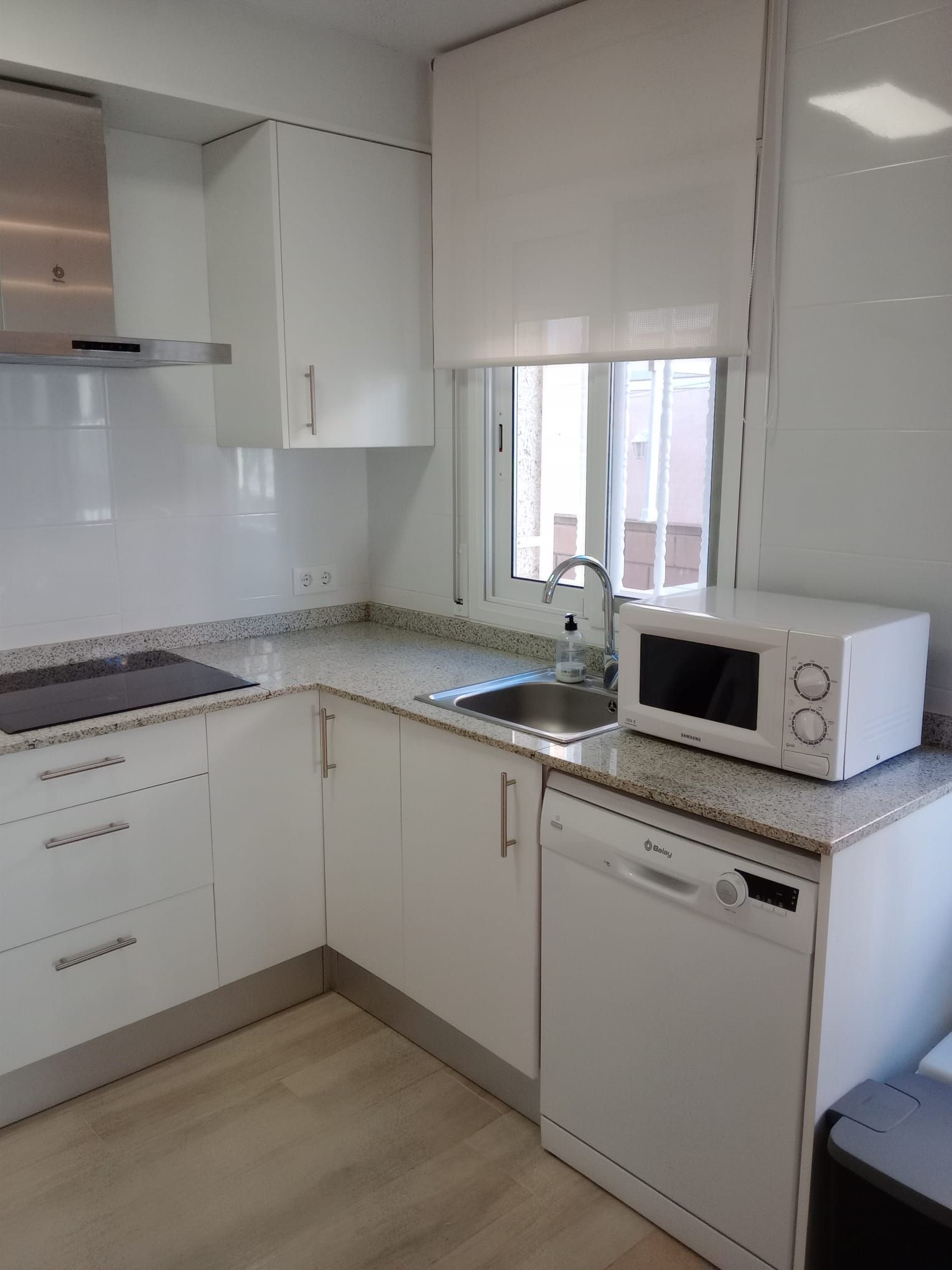 ¡Descubre tu nuevo hogar en este espectacular piso en planta baja, completamente reformado y ubicado a solo 100 metros de la playa en Cambrils - Image 4