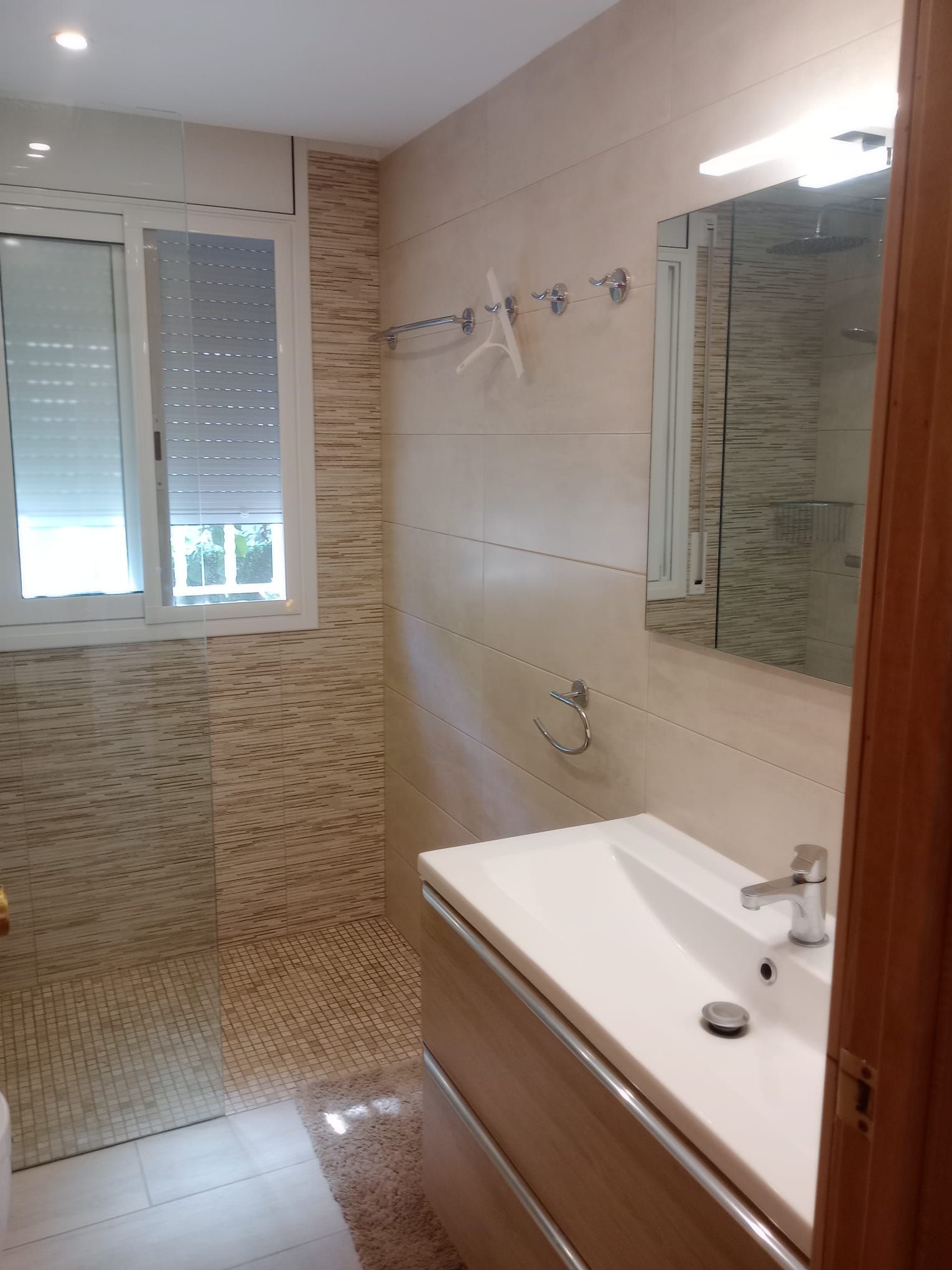 ¡Descubre tu nuevo hogar en este espectacular piso en planta baja, completamente reformado y ubicado a solo 100 metros de la playa en Cambrils - Image 11