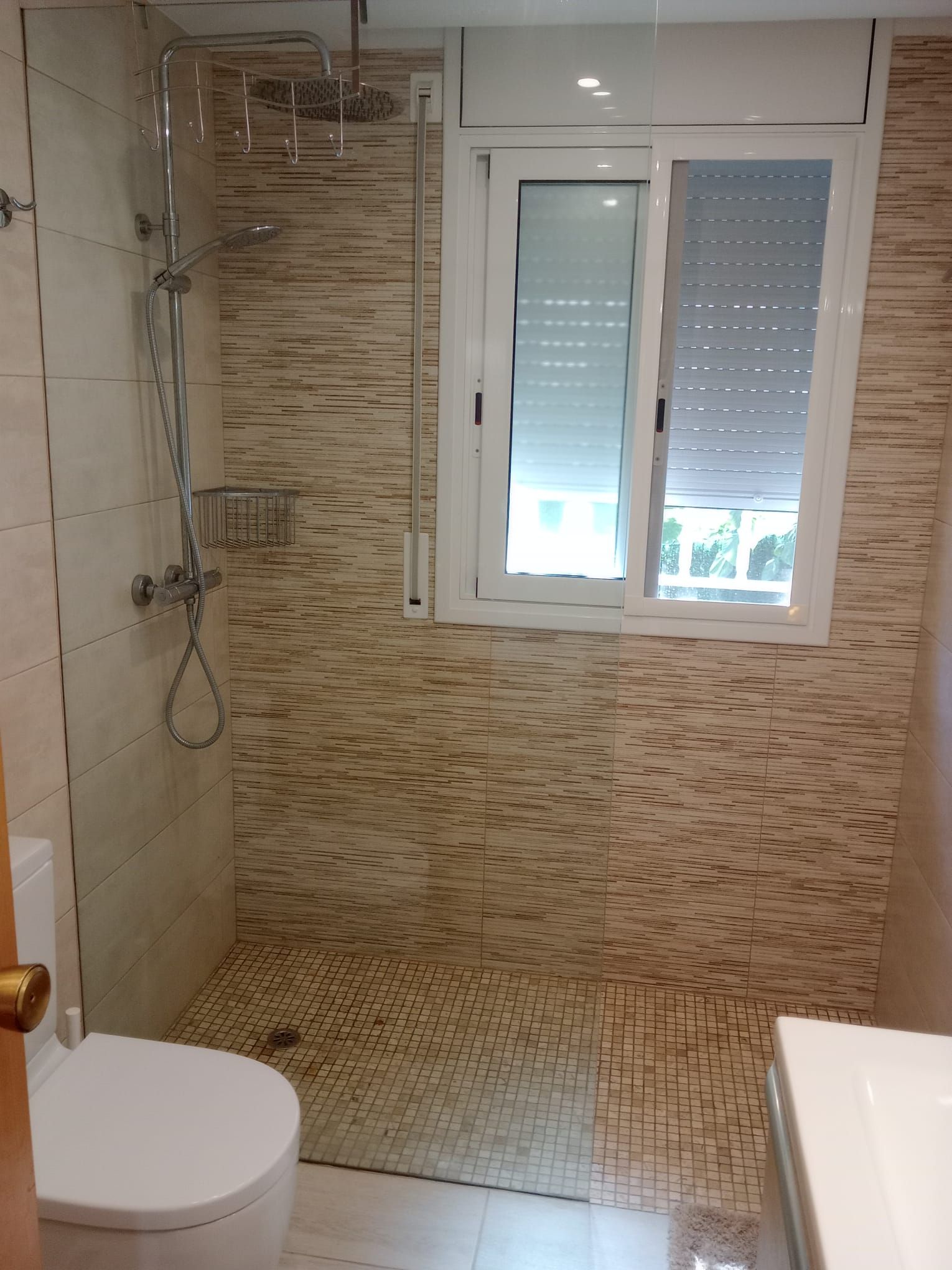 ¡Descubre tu nuevo hogar en este espectacular piso en planta baja, completamente reformado y ubicado a solo 100 metros de la playa en Cambrils - Image 12