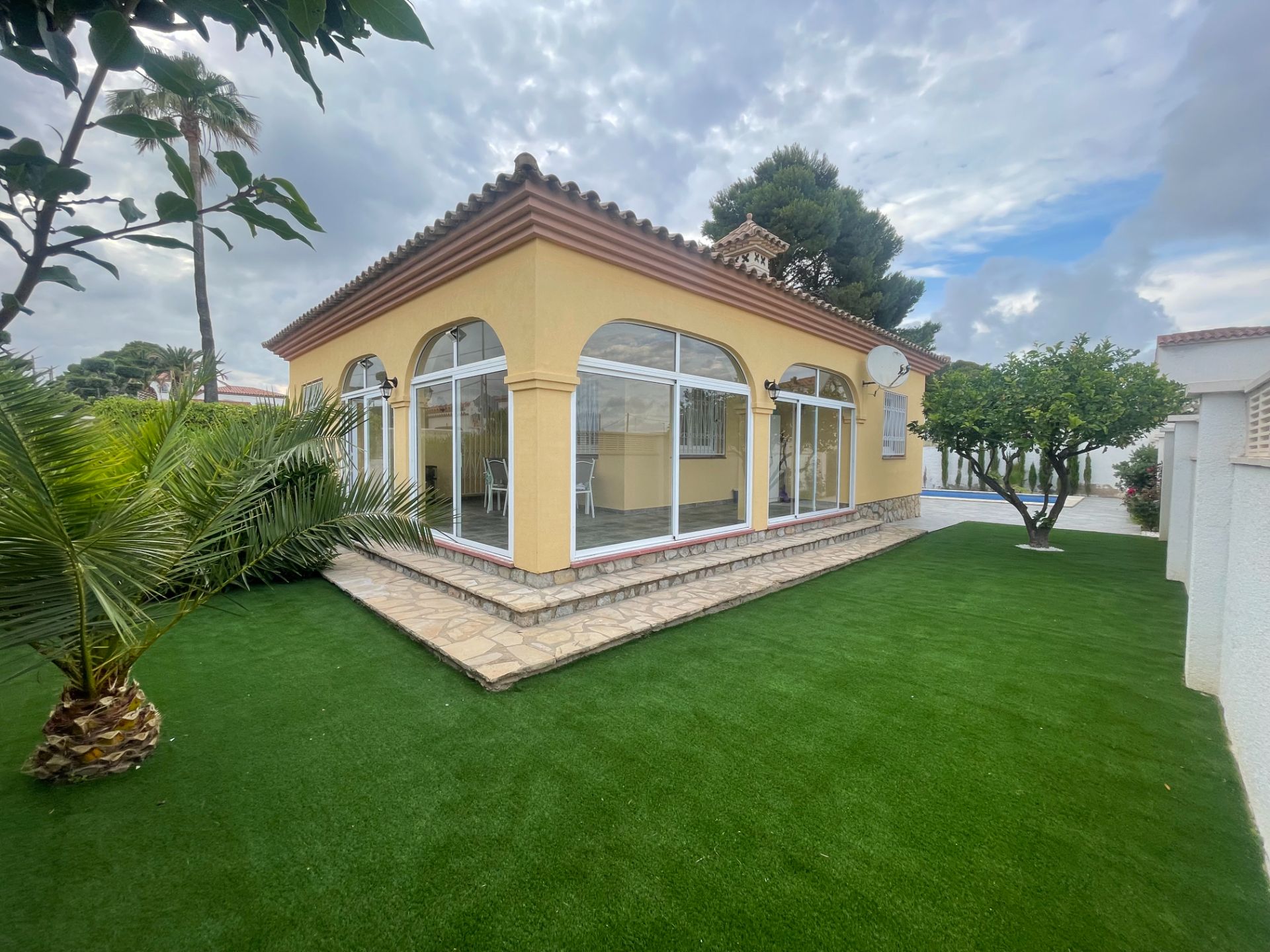 Preciosa y recien reformada casa en pleno centro con piscina privada - Image 1