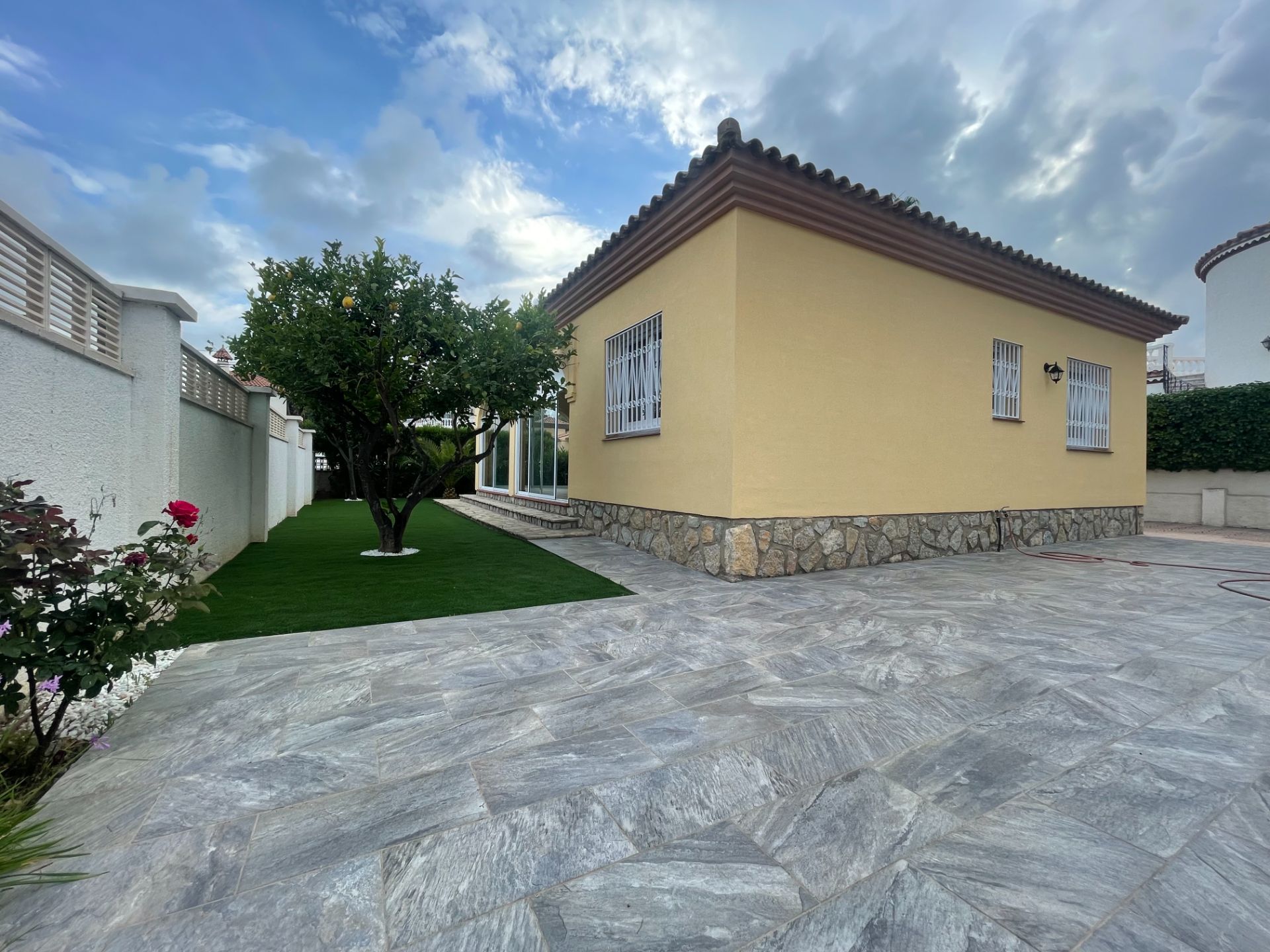 Preciosa y recien reformada casa en pleno centro con piscina privada - Image 4