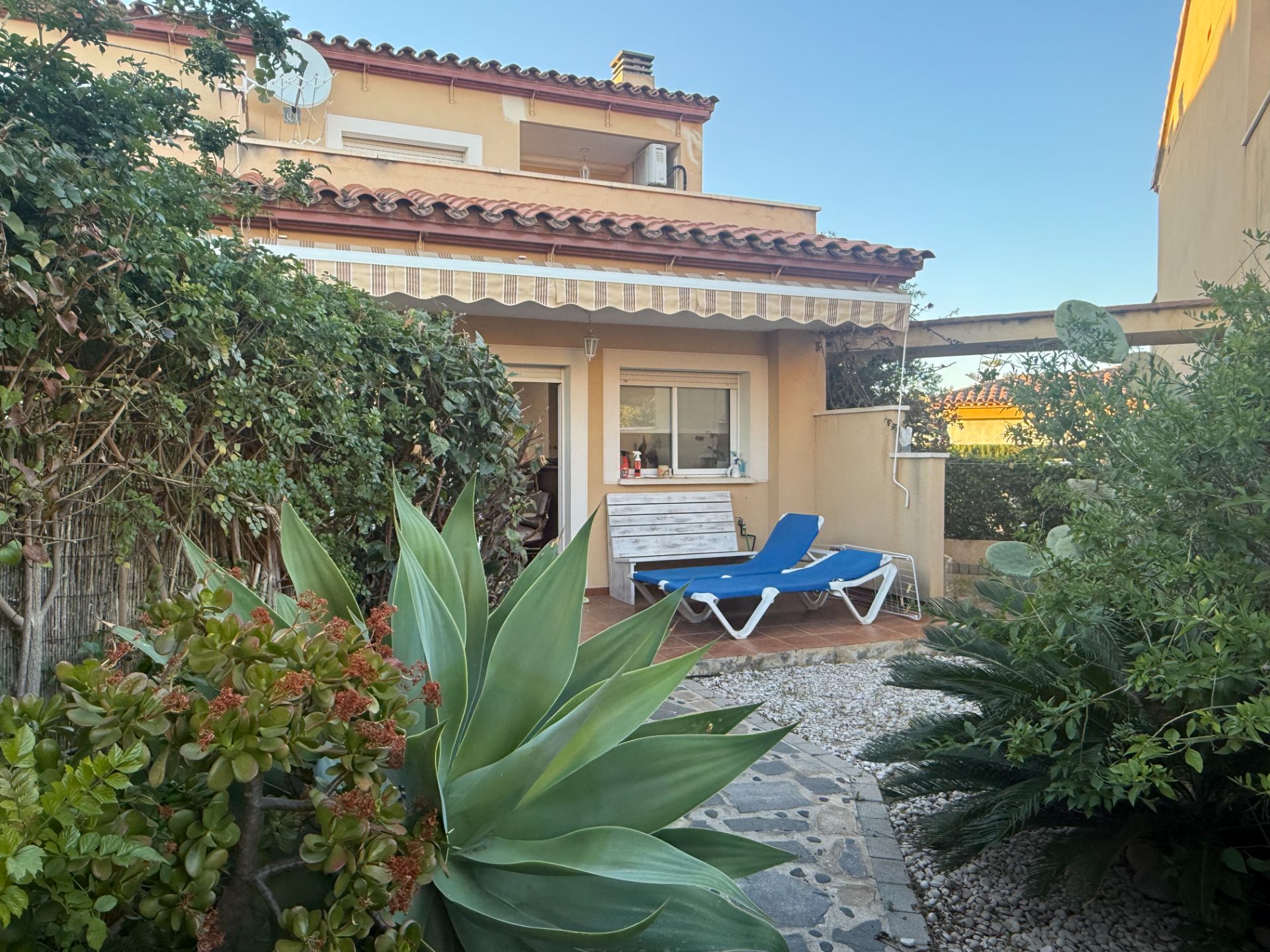 **Casa Adosada Esquinera en Venta - Ideal para Residencia y Vacaciones** - Image 1