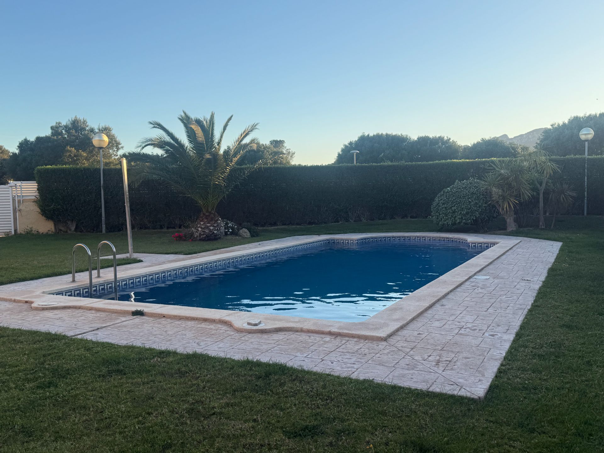 **Casa Adosada Esquinera en Venta - Ideal para Residencia y Vacaciones** - Image 3